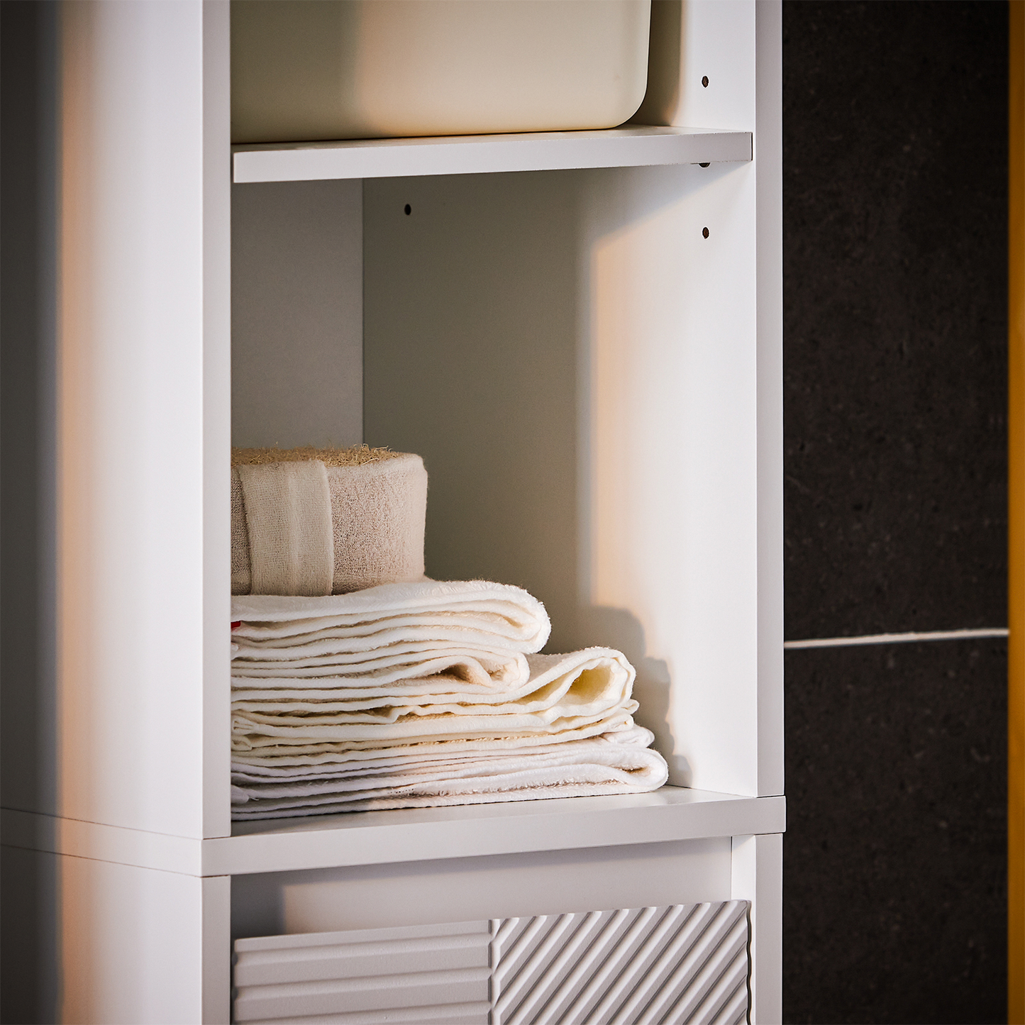 Armoire de salle de bain haute SoBuy avec panier à linge, meuble de rangement autoportant à 3 étagères BZR158-W