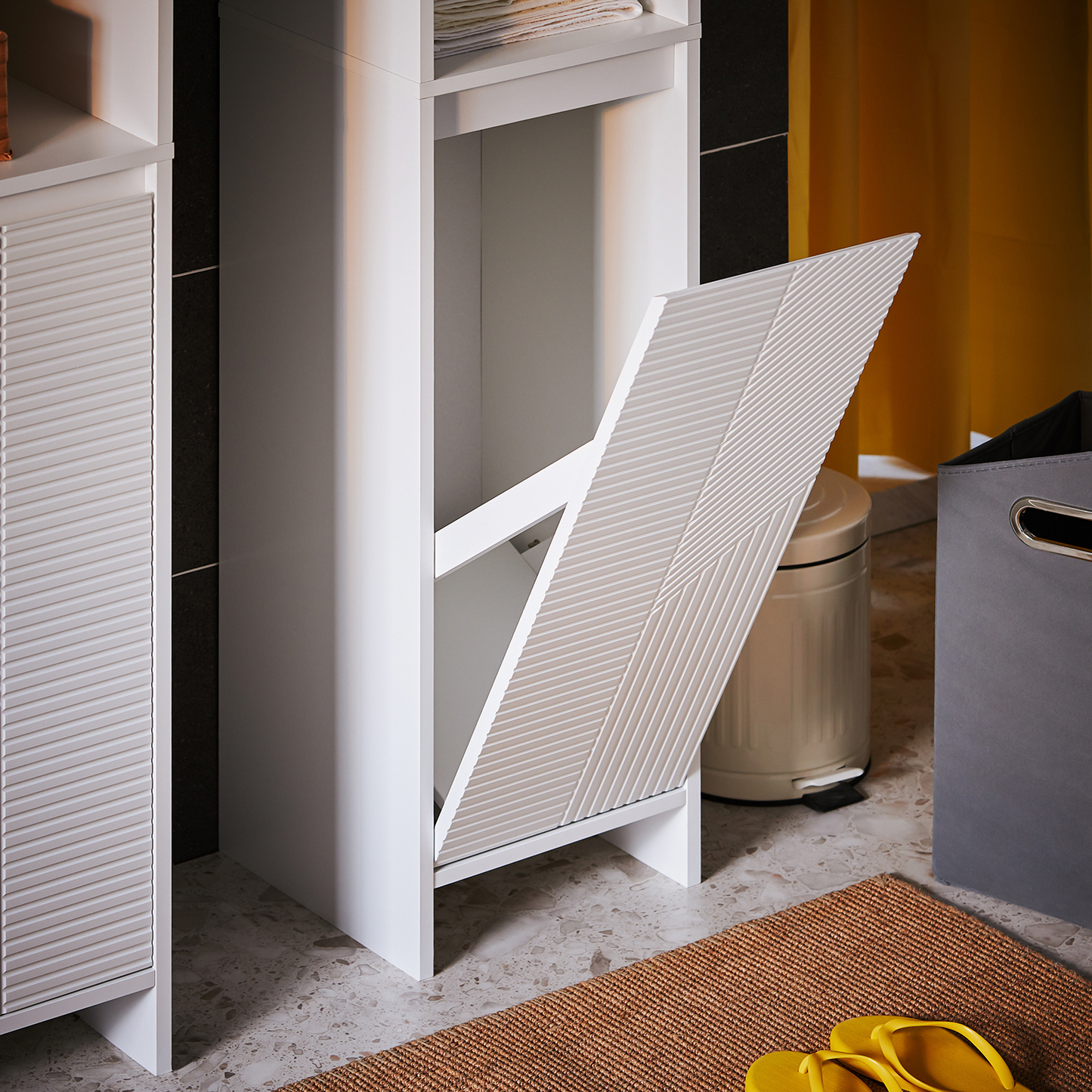 Armoire de salle de bain haute SoBuy avec panier à linge, meuble de rangement autoportant à 3 étagères BZR158-W