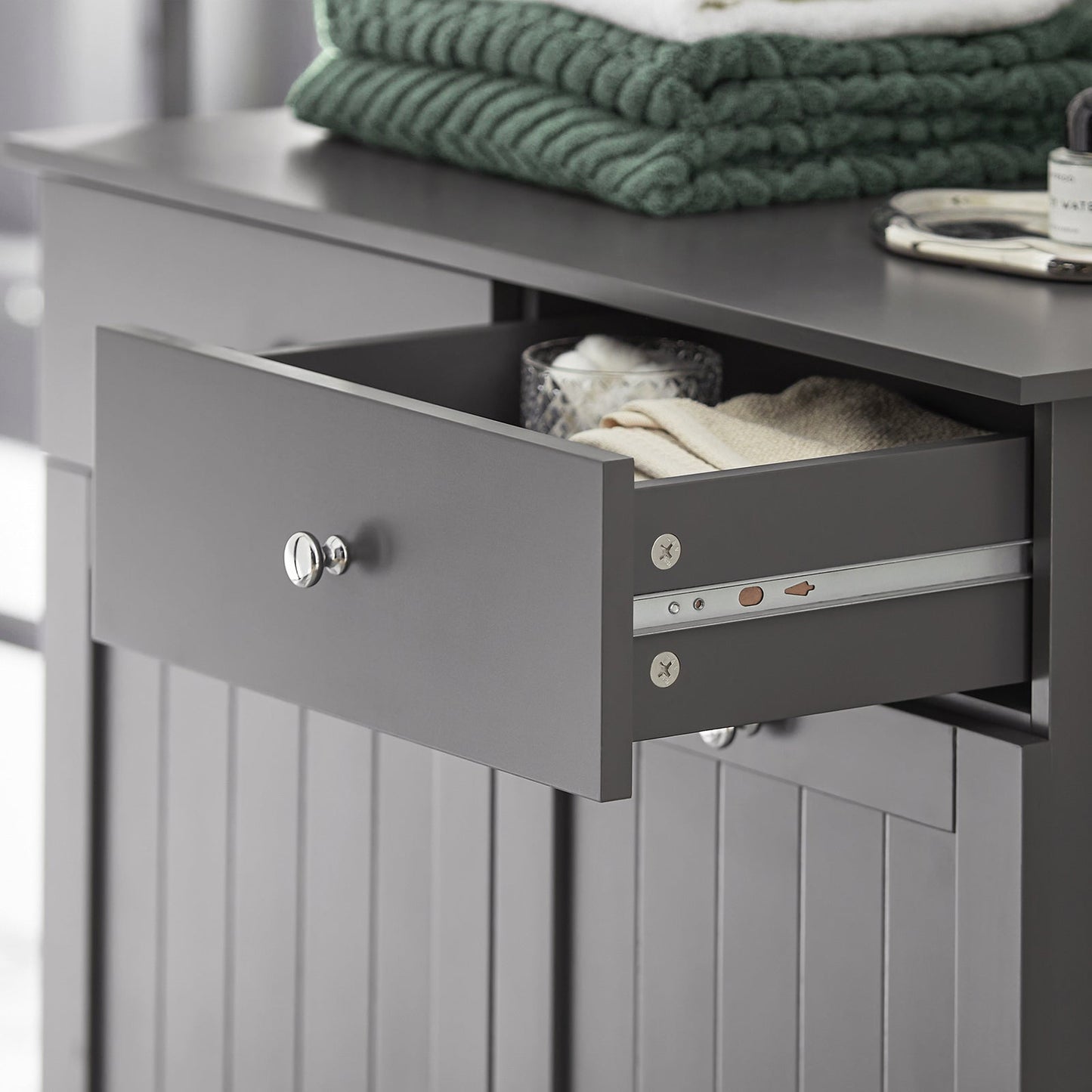 Armoire à linge SoBuy à 2 tiroirs et 2 portes avec paniers à linge BZR33-DG