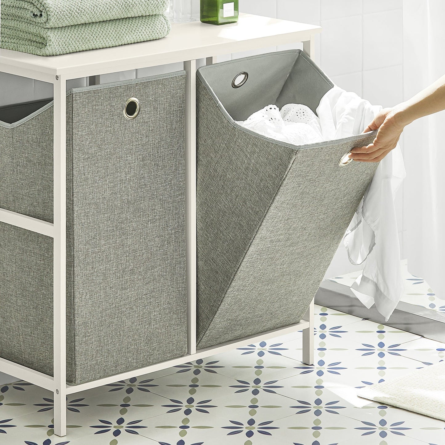 Armoire à linge SoBuy BZR57-W avec 2 paniers à linge amovibles et étagère de rangement pour salle de bain.