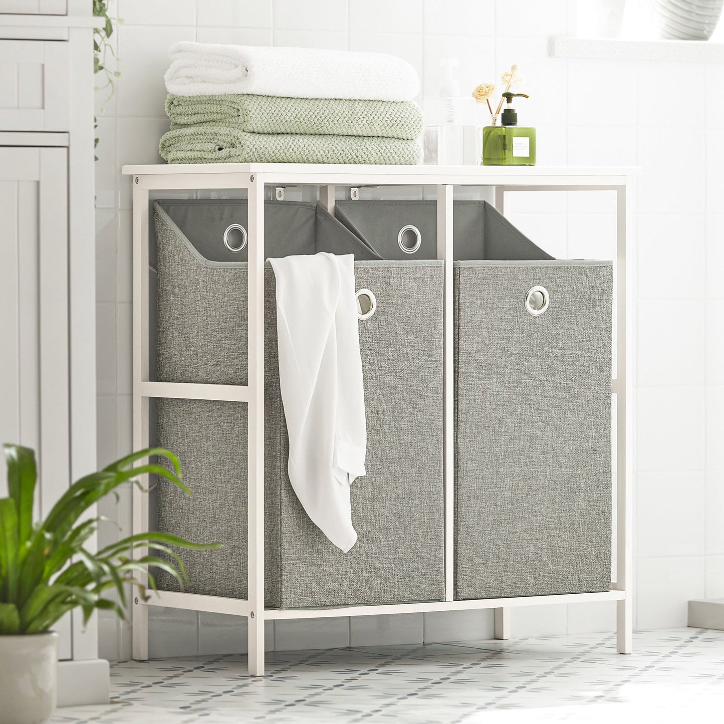 Armoire à linge SoBuy BZR57-W avec 2 paniers à linge amovibles et étagère de rangement pour salle de bain.