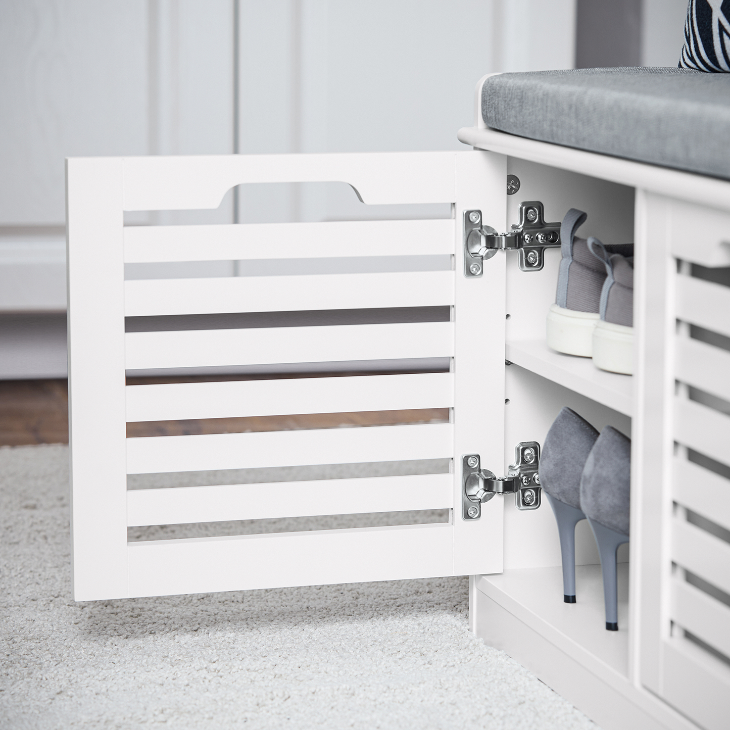 Banc à chaussures SoBuy avec coussin d'assise et 2 portes, meuble de rangement pour entrée FSR23-II-W