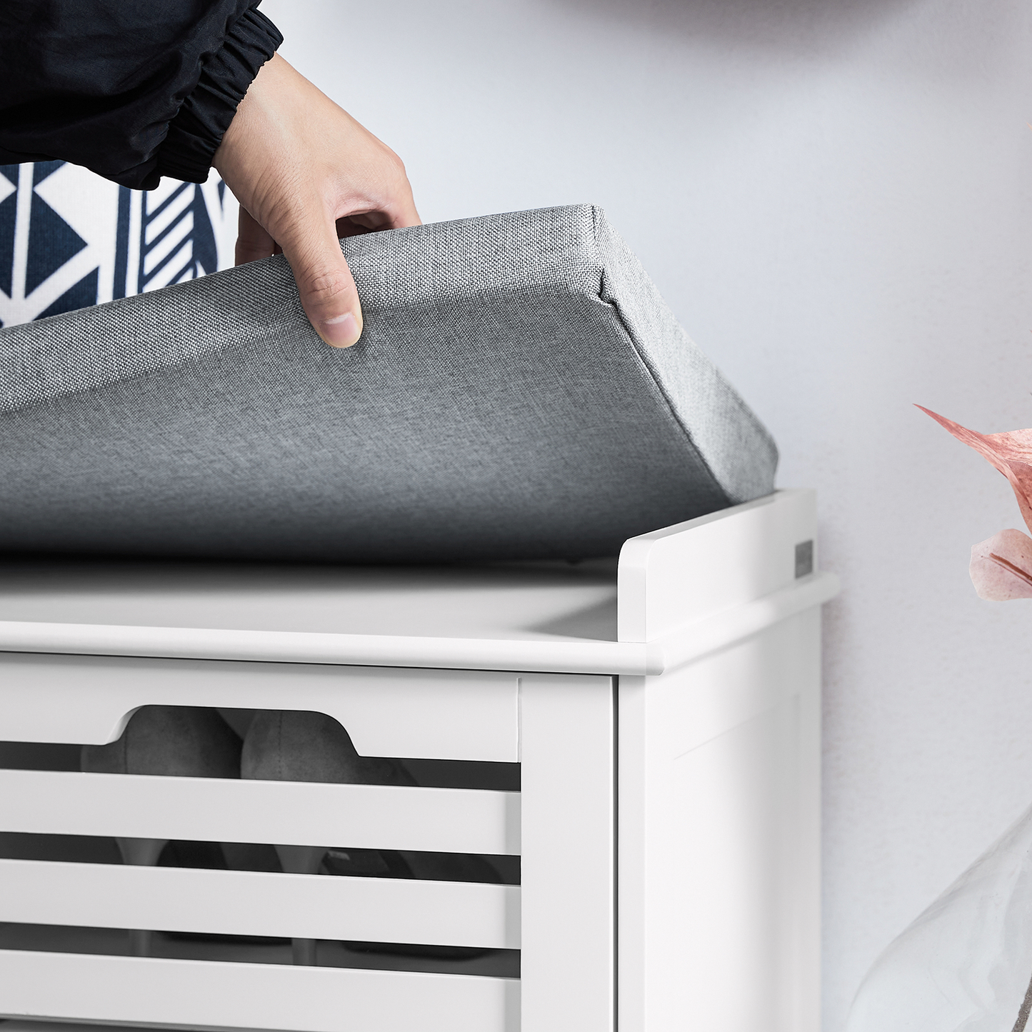 Banc à chaussures SoBuy avec coussin d'assise et 2 portes, meuble de rangement pour entrée FSR23-II-W