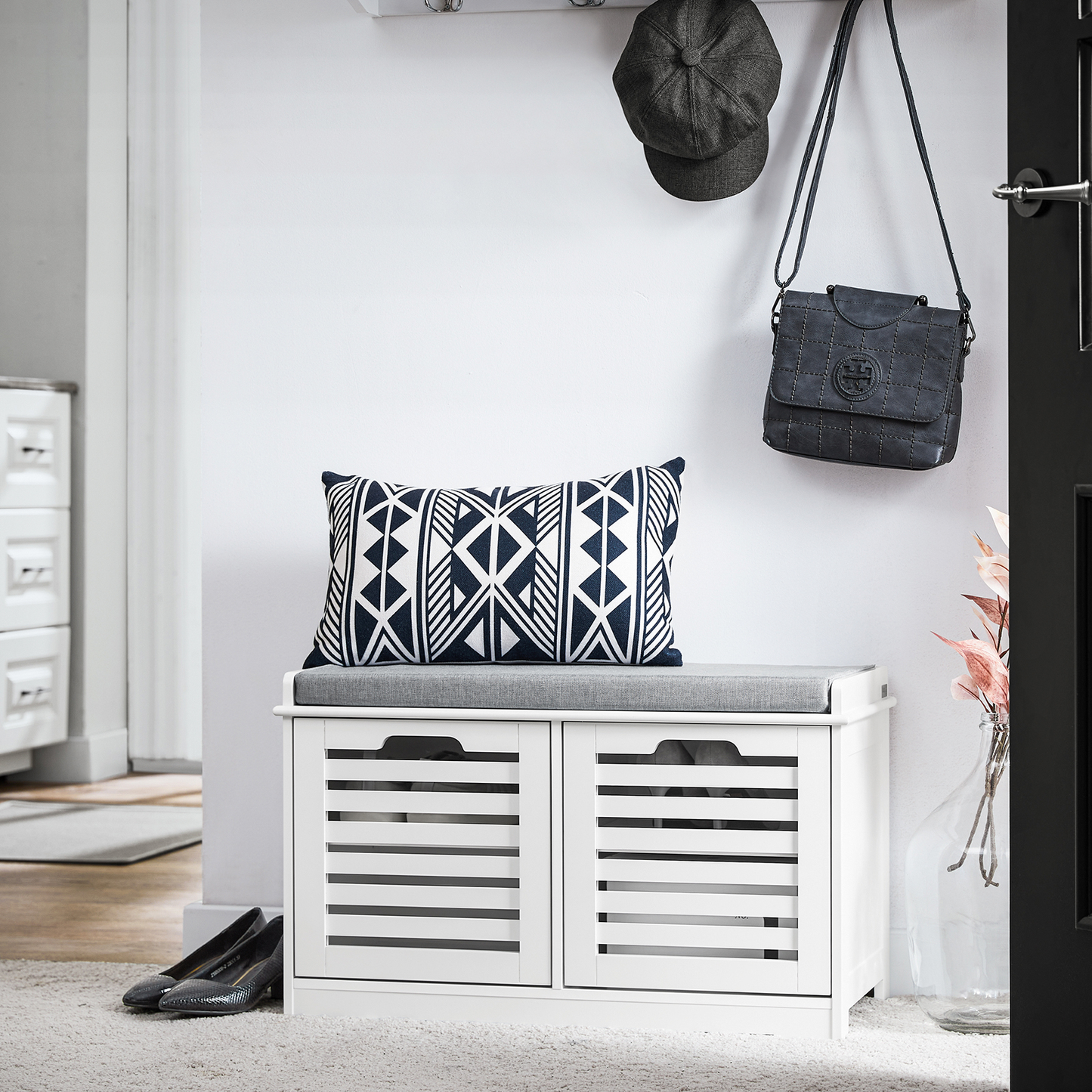Banc à chaussures SoBuy avec coussin d'assise et 2 portes, meuble de rangement pour entrée FSR23-II-W